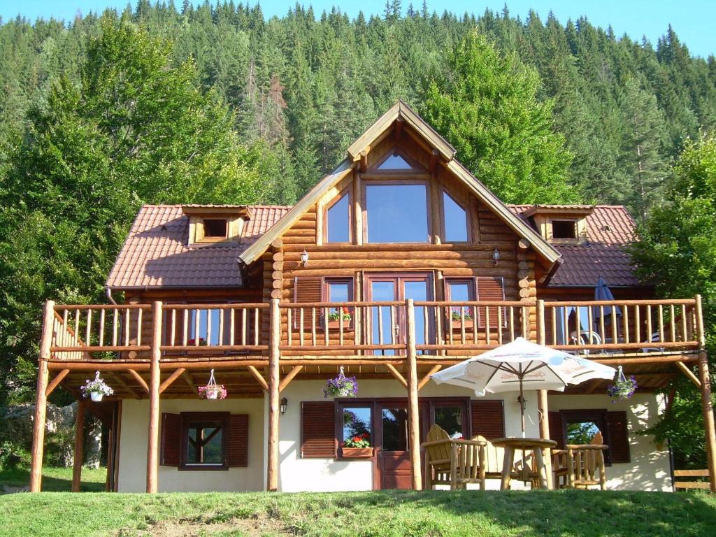 Cabaña de madera con terraza y porche en Veresko Villa, en Lacu Roșu