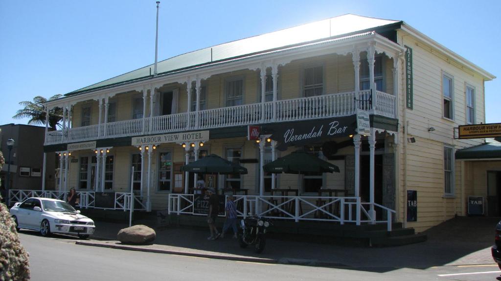 a building on the corner of a street at HarbourView Hotel in Raglan
