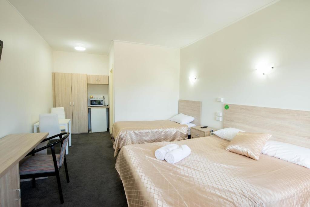 Postel nebo postele na pokoji v ubytování Jacksons Motor Inn