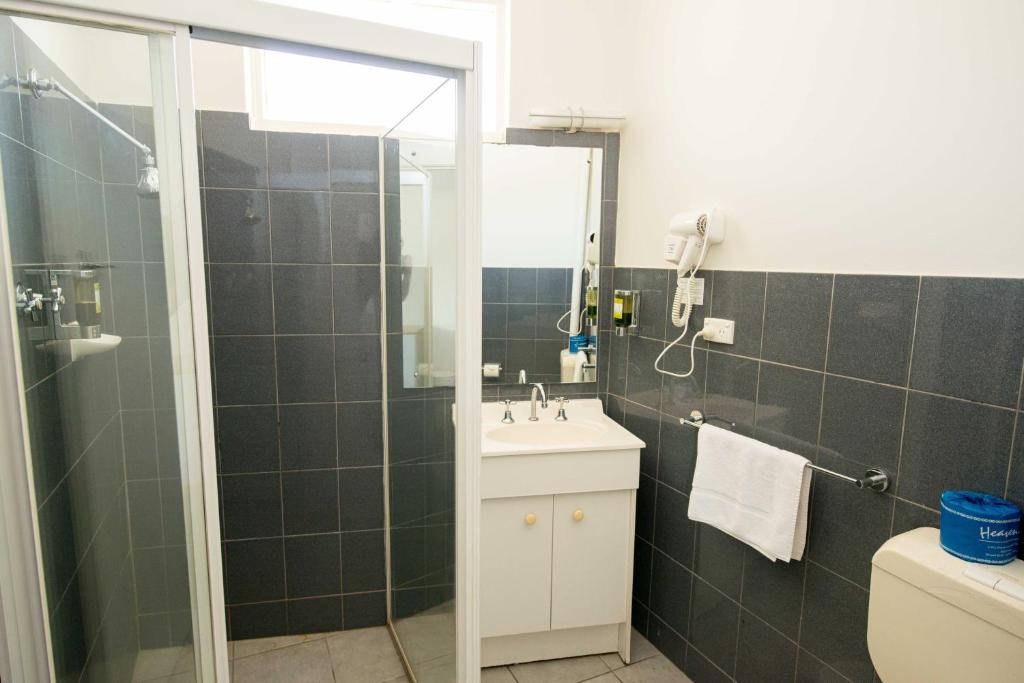 Koupelna v ubytování Jacksons Motor Inn