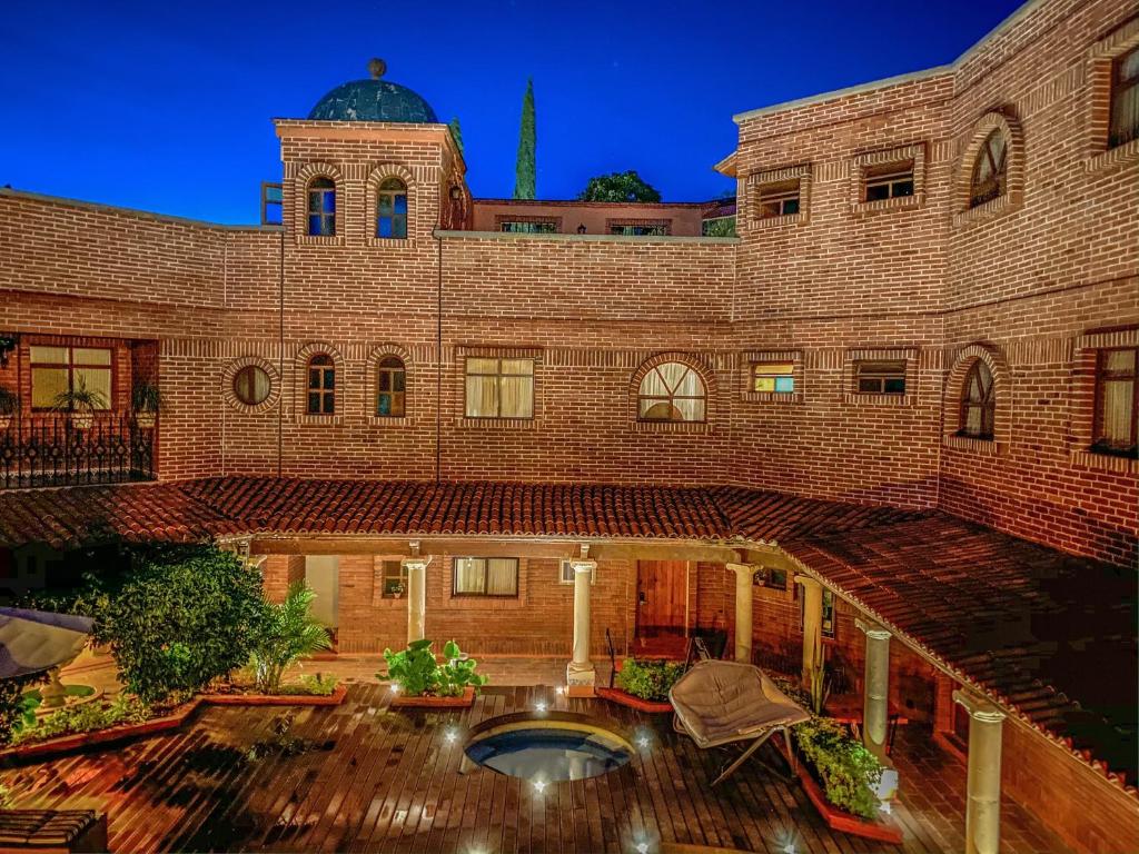 Bazén v ubytování Suites Paraiso Tequis nebo v jeho okolí