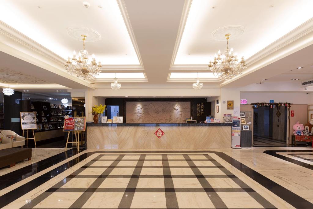 a store with a lobby with a counter and chandeliers at Ever Delightful Business Hotel in Chiayi City