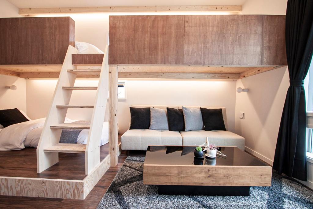 salon z łóżkiem piętrowym i kanapą w obiekcie GRAND CAVE YOKOHAMA w mieście Jokohama