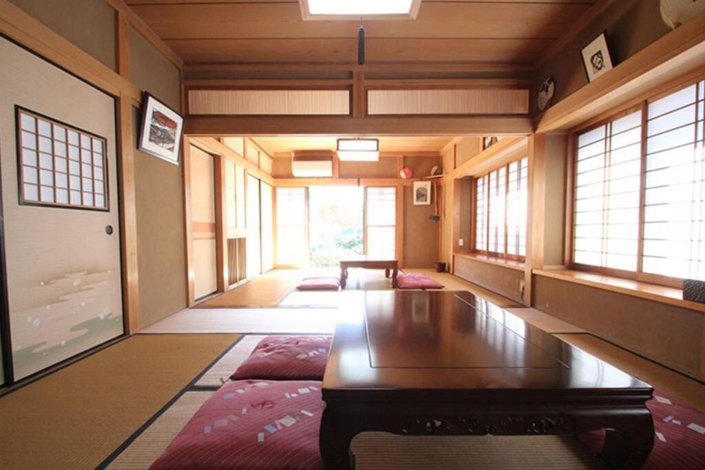 a room with a table and some windows at 湘南かたせ家 in Fujisawa