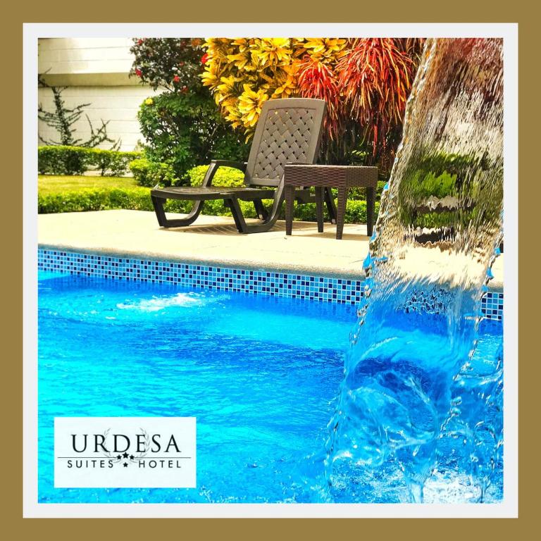 Bazén v ubytování Urdesa Suites Hotel nebo v jeho okolí