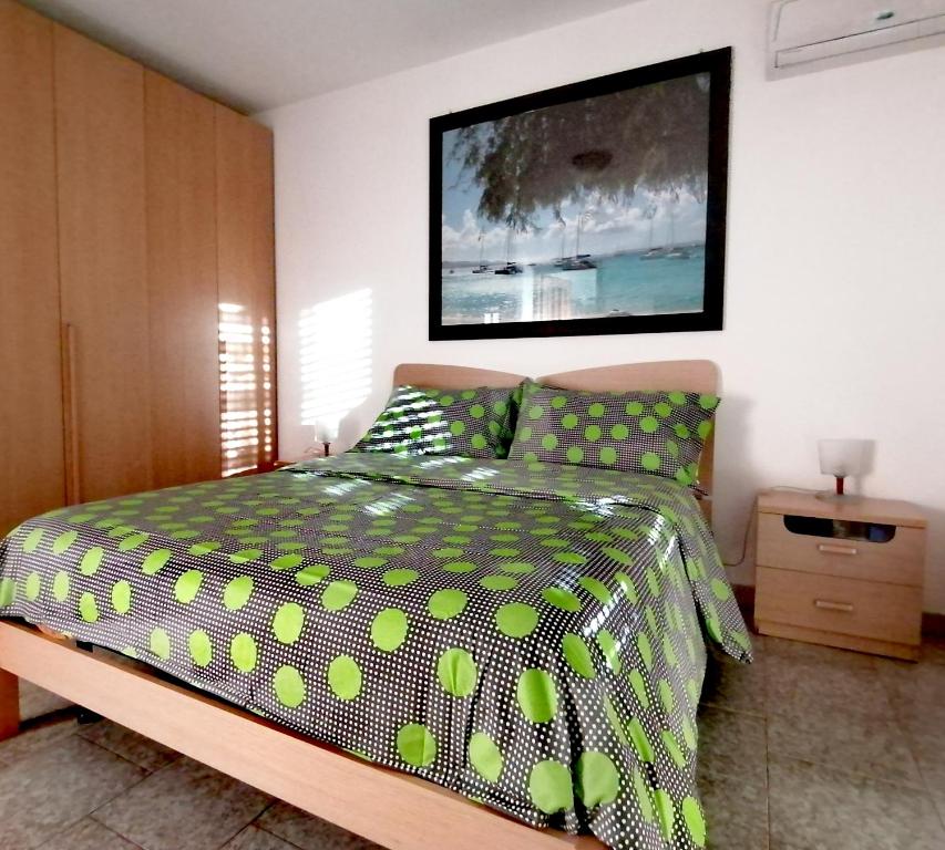 una camera da letto con un letto a pois. di Casa Vacanza Mediterraneokr - AAUT a Crotone