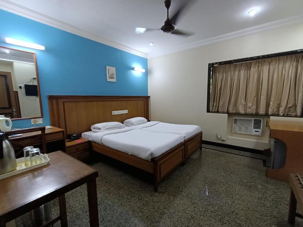 מיטה או מיטות בחדר ב-Hotel Park View, Mumbai