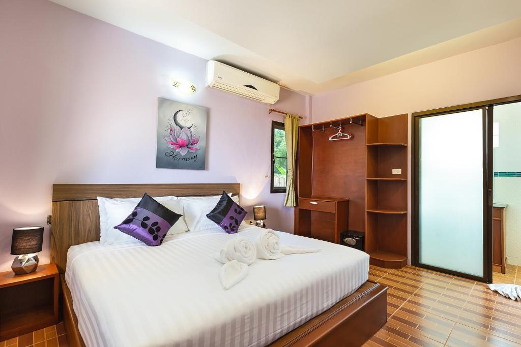 Postel nebo postele na pokoji v ubytování Harmony Naturist Resort Rawai Phuket 18yr minimum age only nudist nake d FKK