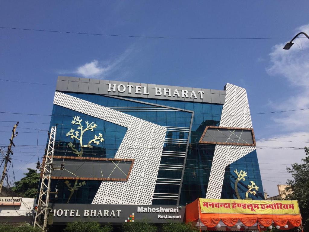 un hotel blart edificio con un cartel en él en Hotel Bharat en Kota