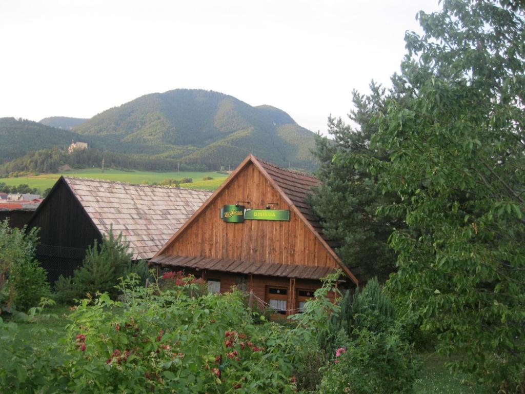 una gran casa de madera con montañas en el fondo en Villa de Likua, en Ružomberok