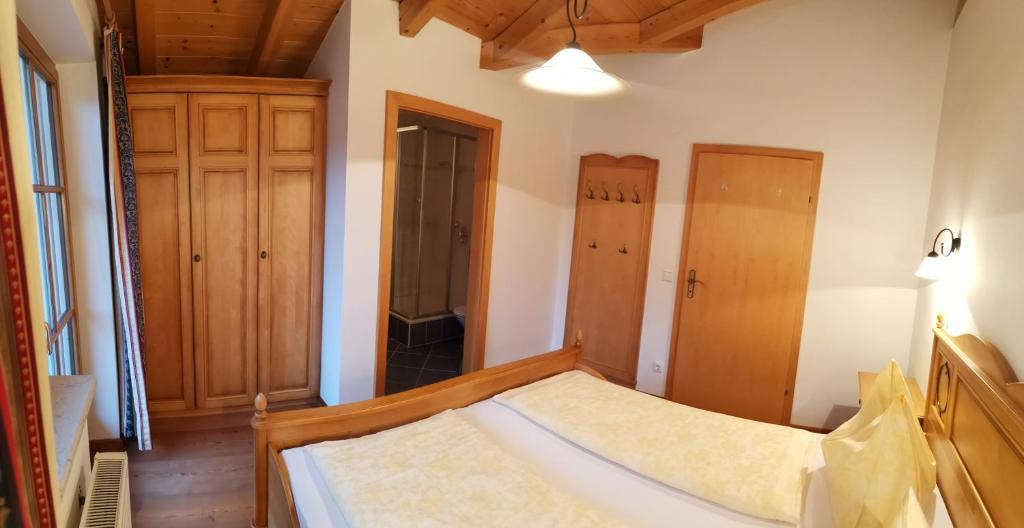 Postel nebo postele na pokoji v ubytování Matthiasgut