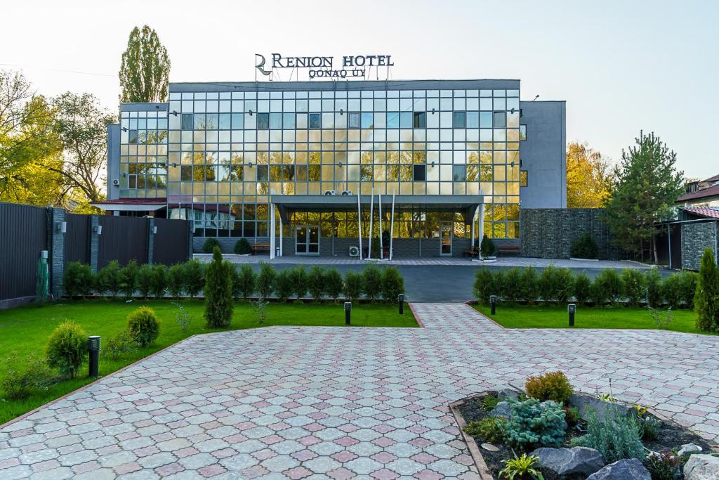 um edifício com uma entrada de tijolos em frente a um edifício em Renion Hotel em Almaty