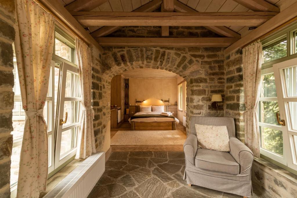 Postel nebo postele na pokoji v ubytování Papaevangelou Hotel