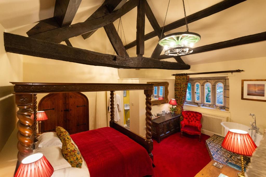 Postel nebo postele na pokoji v ubytování Hurstwood Hall