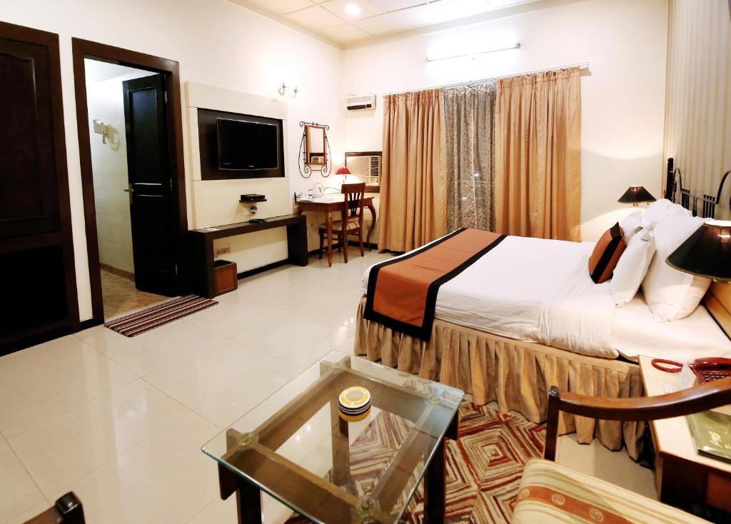 Hotel Yatrik - Deluxe Double Room