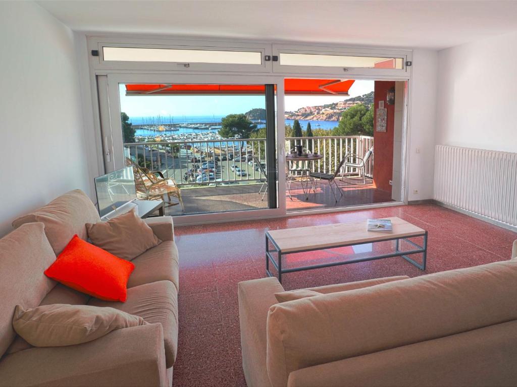 Sala de estar con 2 sofás y mesa en Nou xaica apartamento per 6 personas con vista a mar Ref D23002, en Sant Feliu de Guíxols