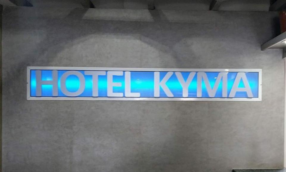 Um certificado, prêmio, placa ou outro documento exibido em Hotel Kyma
