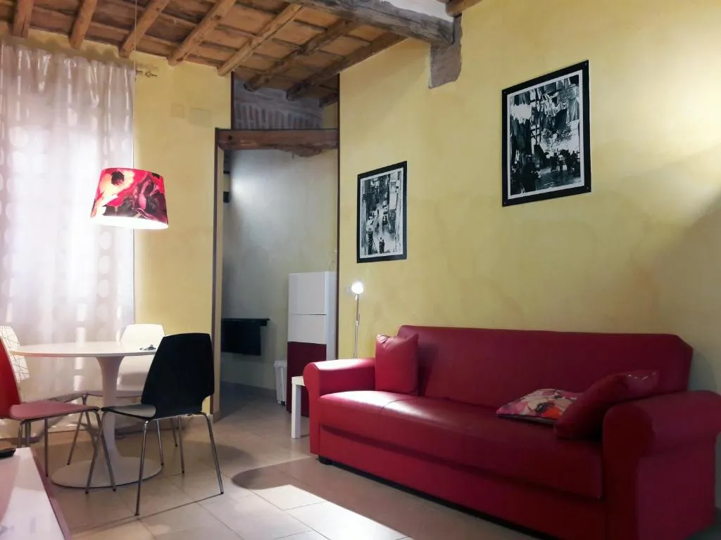 Anastasia - Hidden Balcony inside Trastevere, Roma, Italy