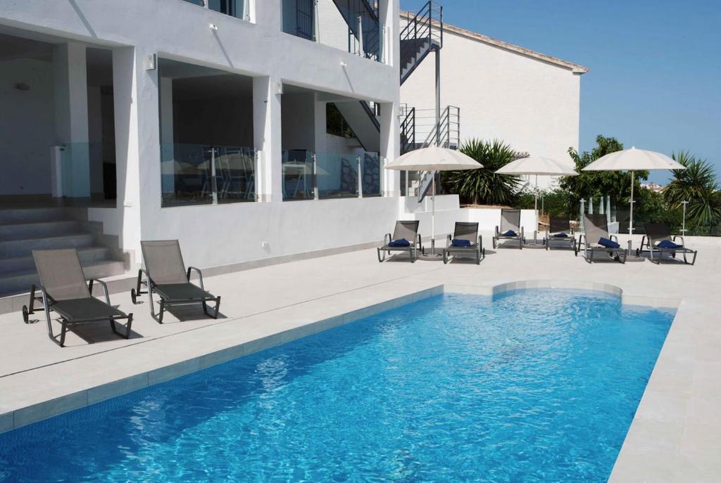 Bazén v ubytování Luxury villa with heated pool for 12 to 14 people nebo v jeho okolí
