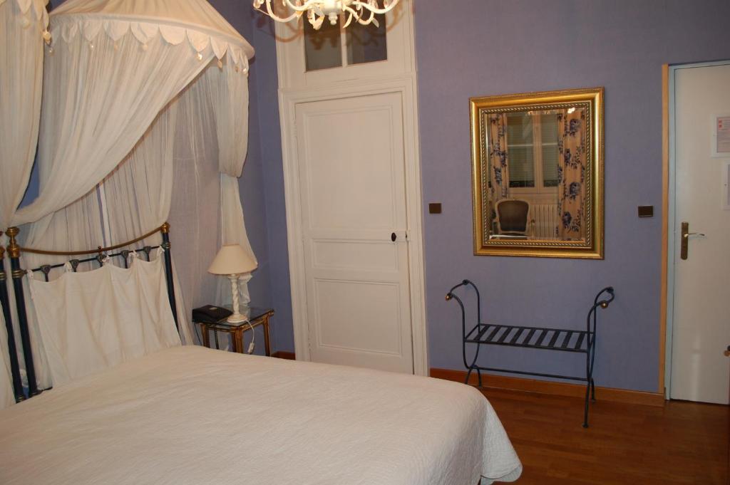 Postel nebo postele na pokoji v ubytování Logis Hotel L'europe