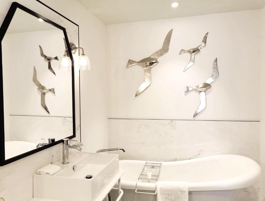 Koupelna v ubytování Le Clos Saint-Martin Hôtel & Spa
