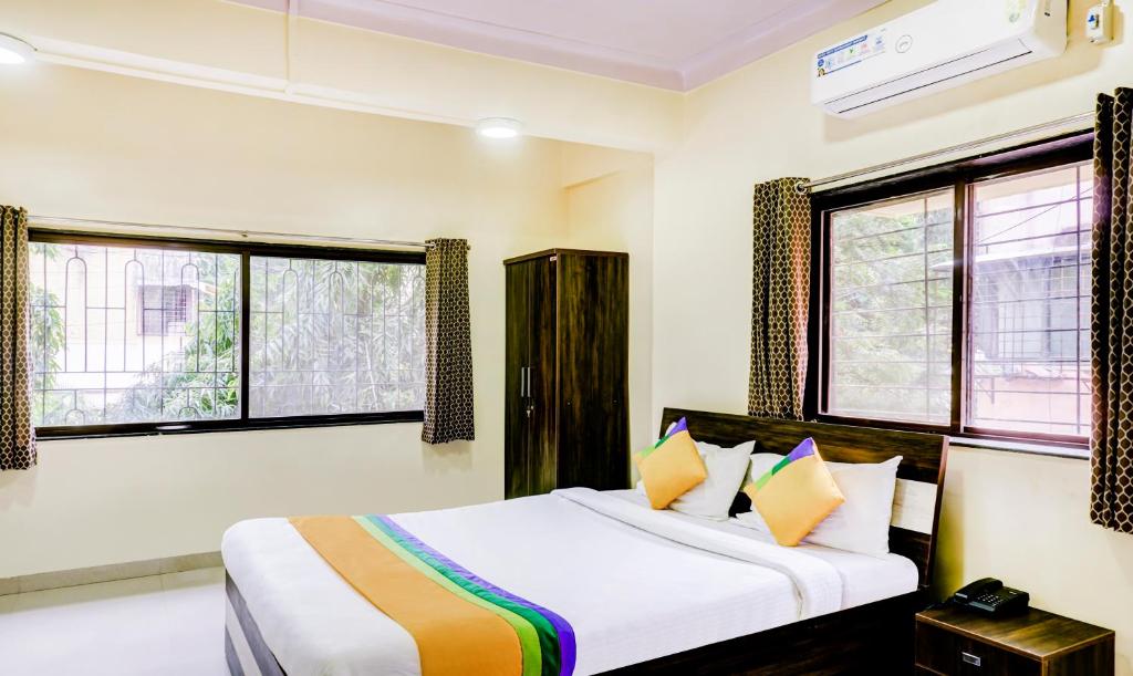 Postel nebo postele na pokoji v ubytování Hotel Bestow Inn Koregaon Park Pune -Near Osho Ashram