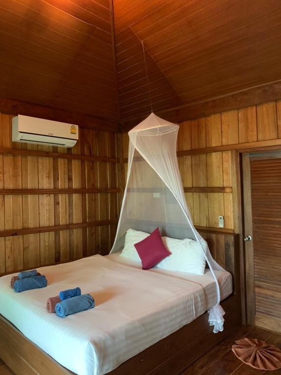 Postel nebo postele na pokoji v ubytování Thiwson Beach Resort - SHA Extra Plus