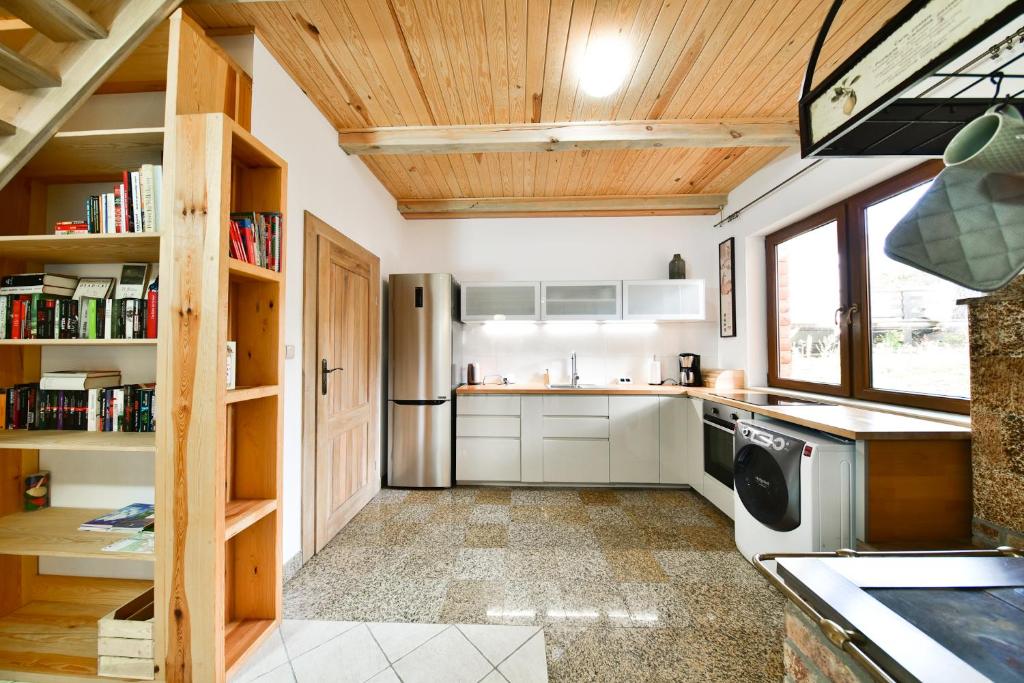 Kuchyňa alebo kuchynka v ubytovaní Leśny Domek koło Karpacza - Apartamentuj