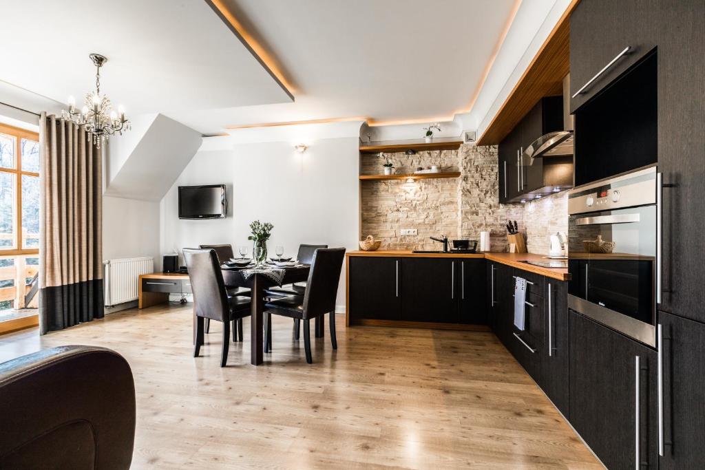 Kuchyňa alebo kuchynka v ubytovaní Apartament Górski Deluxe Odkryj Zakopane
