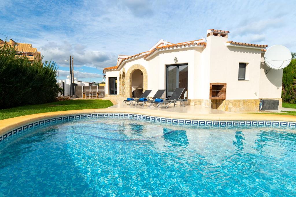 une villa avec une piscine en face d'une maison dans l'établissement Casa Bot, à Dénia