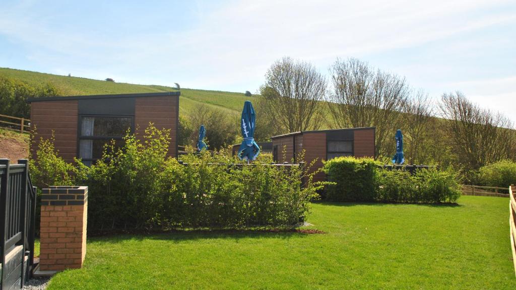 a house with blue umbrellas in a yard at Brighton Experience Freedom Glamping in Brighton & Hove