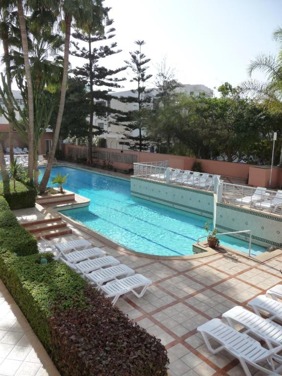 Bazén v ubytování HOTEL KAMAL CITY CENTER nebo v jeho okolí