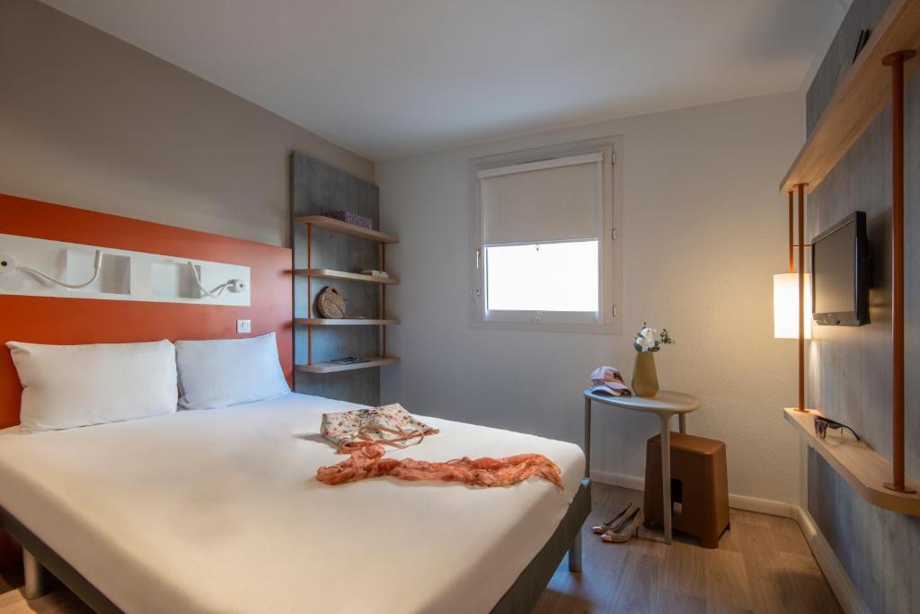 Postel nebo postele na pokoji v ubytování ibis budget Nice Californie Lenval