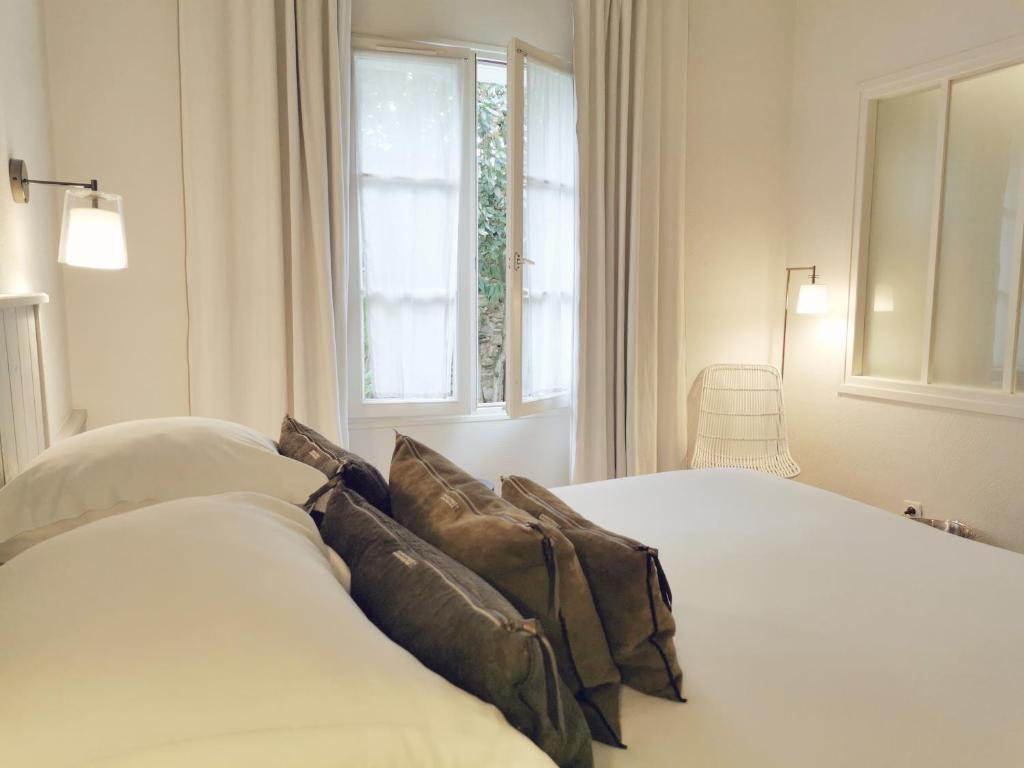 Postel nebo postele na pokoji v ubytování Le Clos Saint-Martin Hôtel & Spa