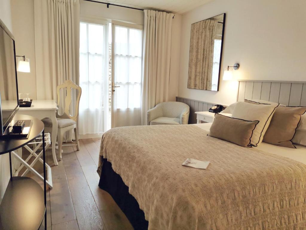 Postel nebo postele na pokoji v ubytování Le Clos Saint-Martin Hôtel & Spa