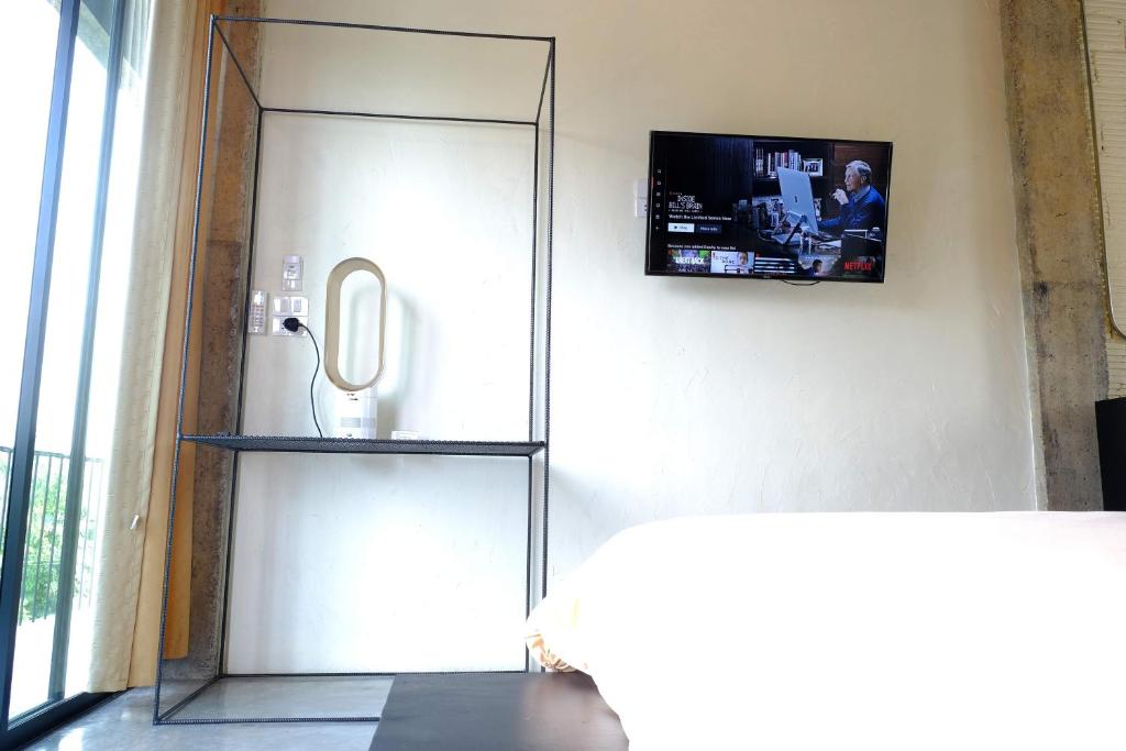 88 Fine Hotel @ Suratthani Airportにあるテレビまたはエンターテインメントセンター