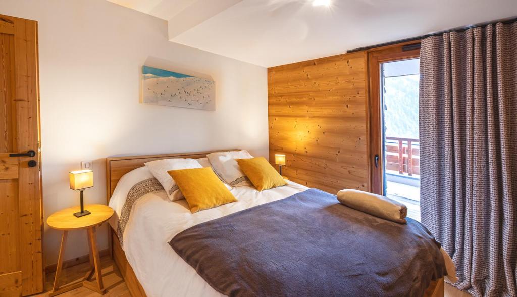 une chambre avec un grand lit avec une fenêtre dans l'établissement Les Flambeaux - Apt B02 - BO Immobilier - Multipass été 2025 offert par votre hote, à Châtel