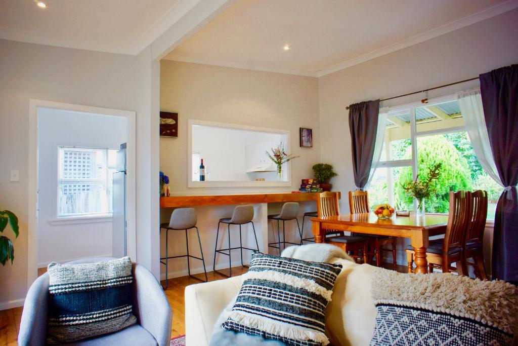 ein Wohnzimmer mit einem Sofa und einem Tisch in der Unterkunft Mayview in Katoomba
