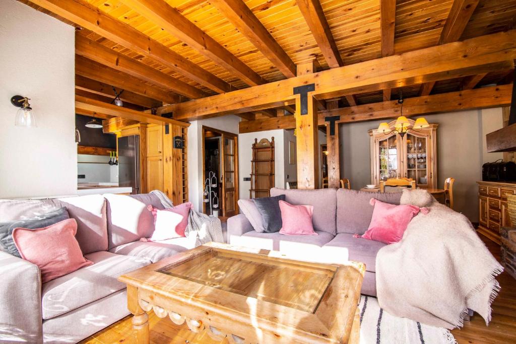 ein Wohnzimmer mit einem Sofa und einem Couchtisch in der Unterkunft BARN THE RETREAT Acogedor apartamento en Arties in Arties