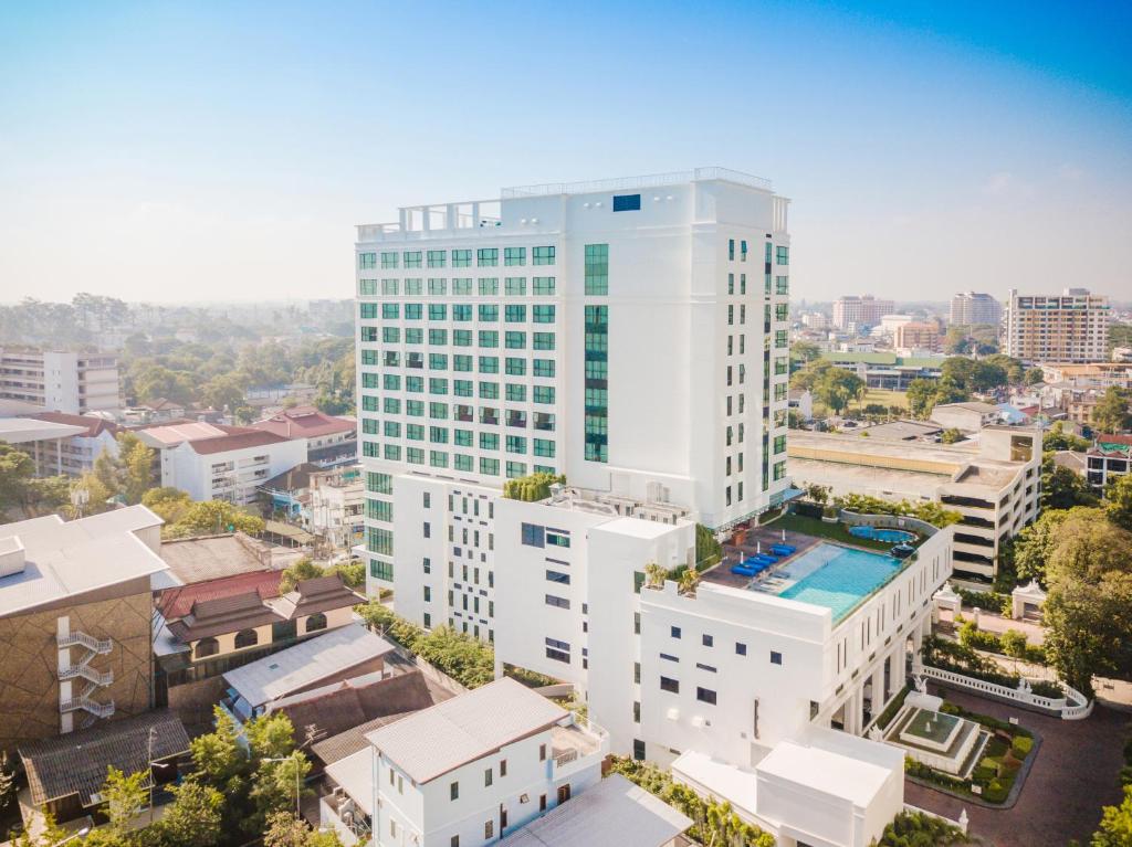 una vista aérea de un edificio blanco alto en The Empress Premier Chiang Mai - SHA Extra Plus en Chiang Mai