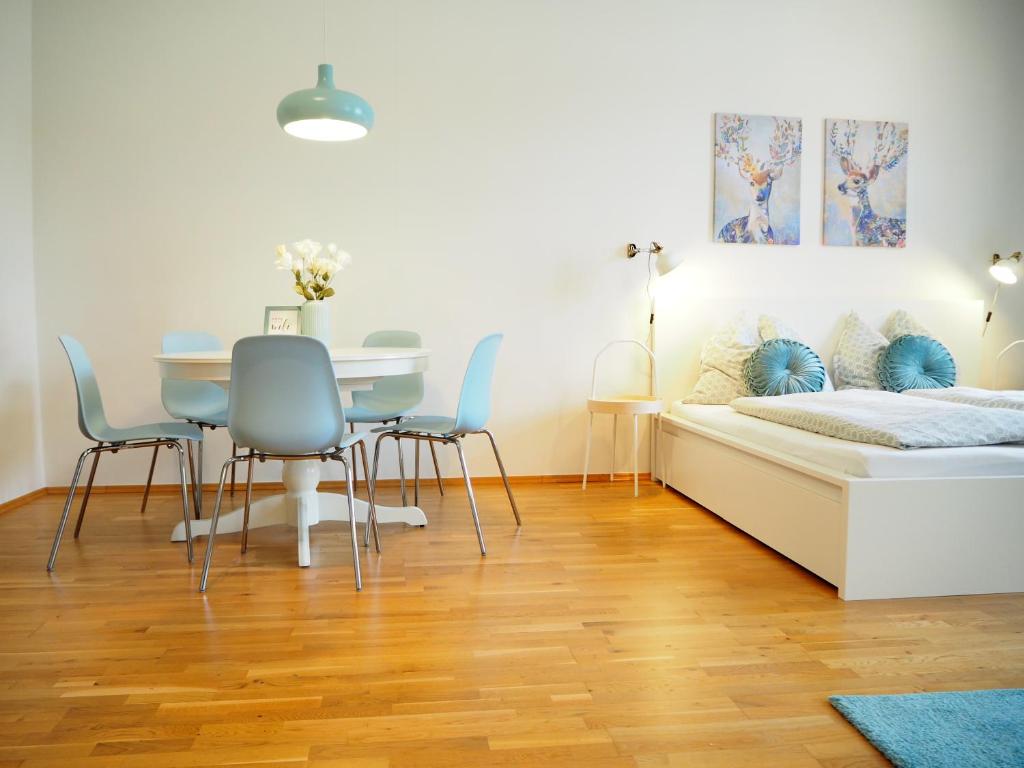Posteľ alebo postele v izbe v ubytovaní APSTAY City Residence Apartments ǀ FREE Parking & Self Check-in