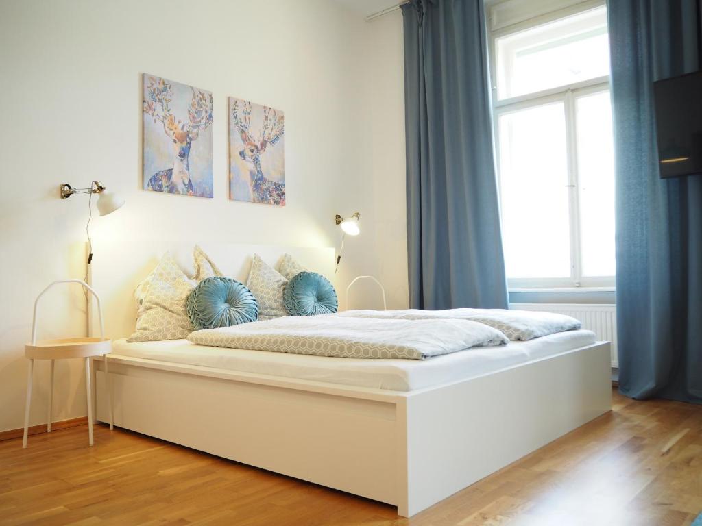 Säng eller sängar i ett rum på City Residence Apartments FREE Parking & Self Check-in