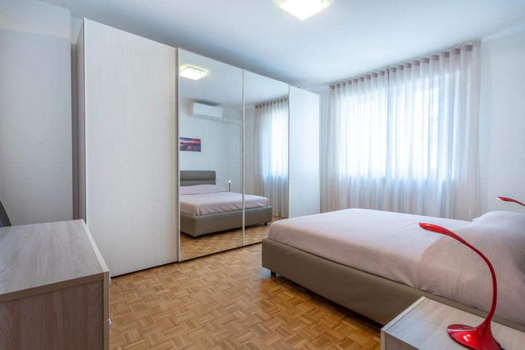 Posteľ alebo postele v izbe v ubytovaní Udine Palazzo d'Aronco Modern Apartment