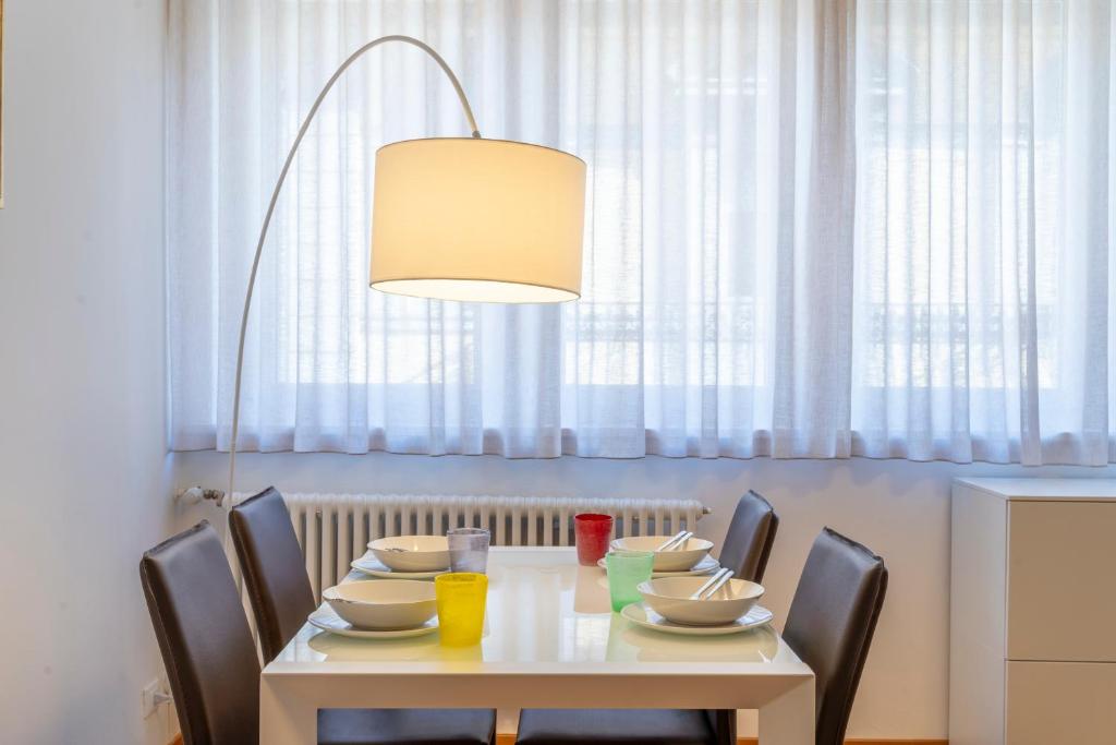 Udine Palazzo d'Aronco Modern Apartment tesisinde bir restoran veya yemek mekanı