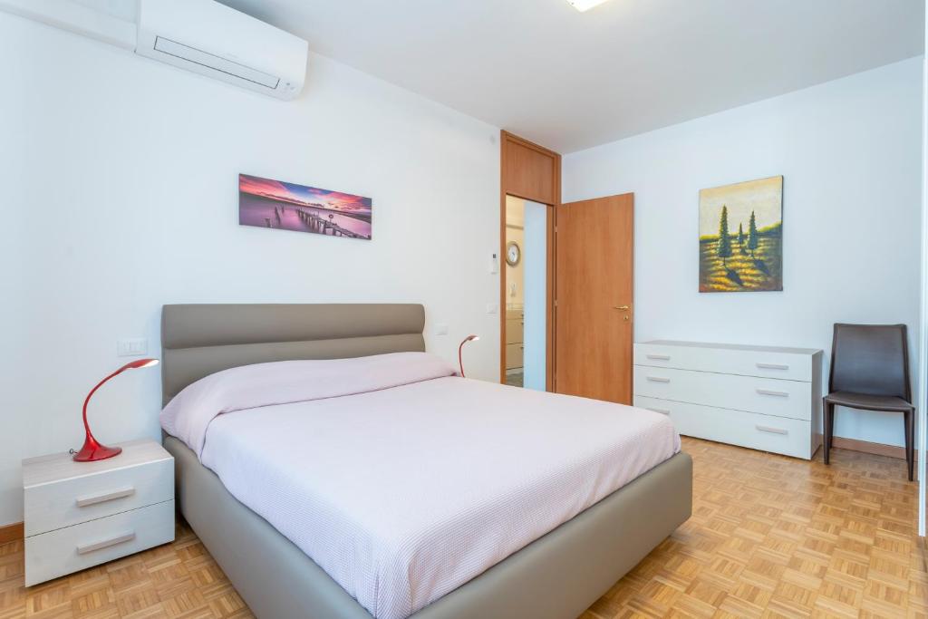 Posteľ alebo postele v izbe v ubytovaní Udine Palazzo d'Aronco Modern Apartment