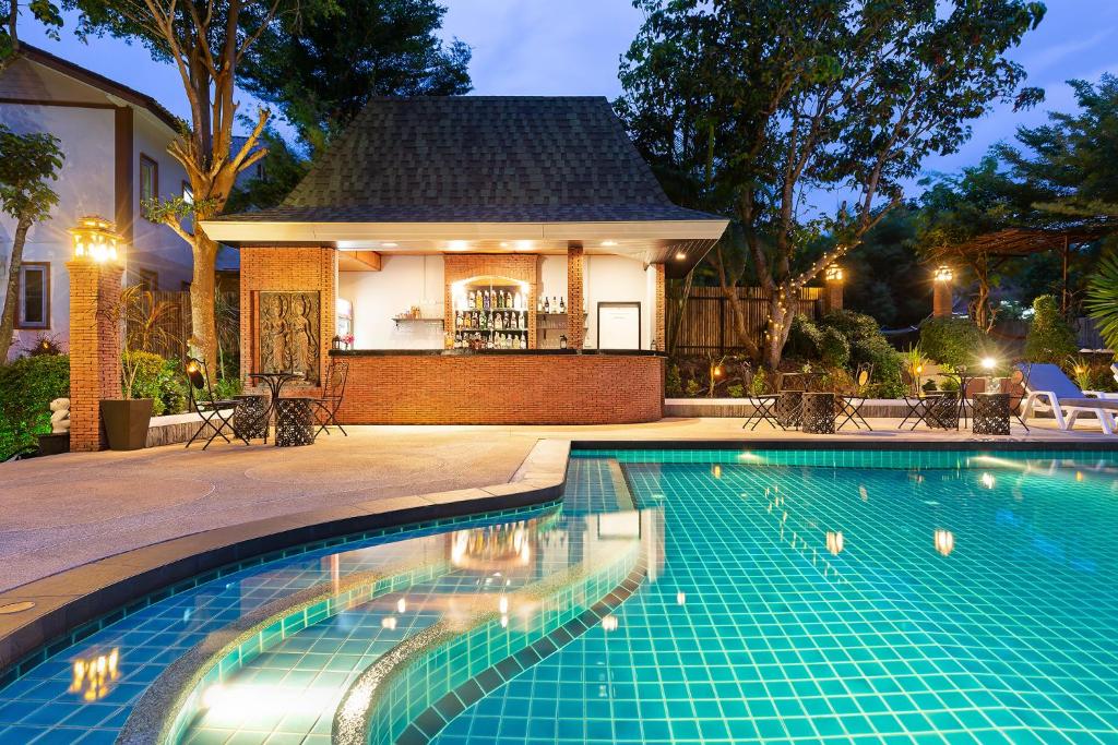 Bazén v ubytování Harmony Naturist Resort Rawai Phuket 18yr minimum age only nudist nake d FKK nebo v jeho okolí