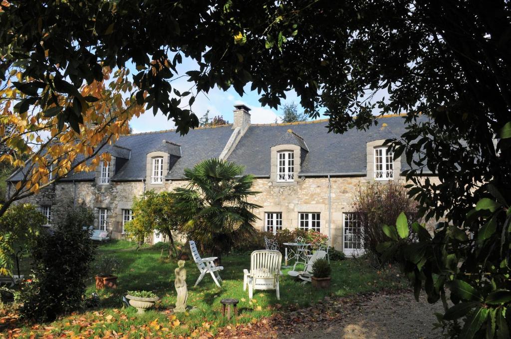 une maison avec un oiseau sur le toit dans l'établissement La Colombiere, à Beaussais sur Mer