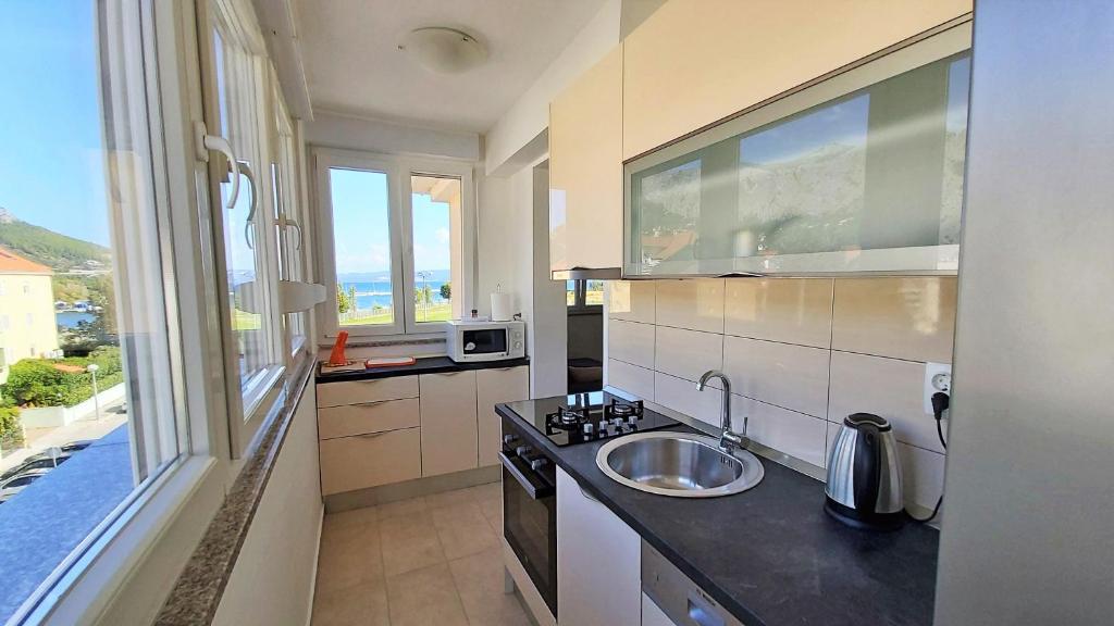 Kuchyňa alebo kuchynka v ubytovaní Apartment Ribnjak 10