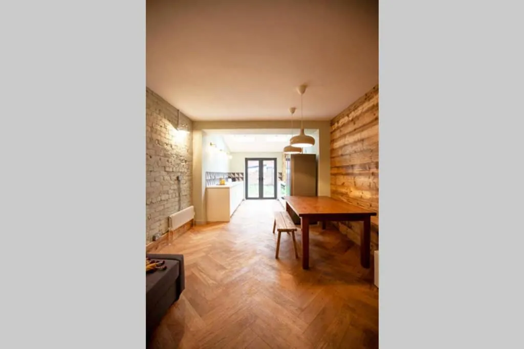 Newly Renovated 3 Storey Home in South Manchester, Manchester (CT), United Kingdom