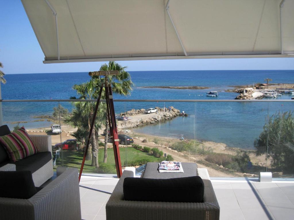 uma sala de estar com vista para o oceano em Trident Beach Apartment em Protaras